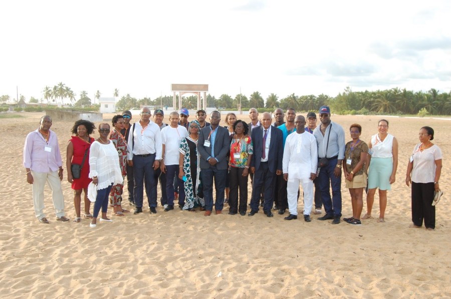  Le Maire et la délégation martiniquaise à la porte de non-retour à Ouidah  Lieu de mémoire historique au Bénin en avril 2019.